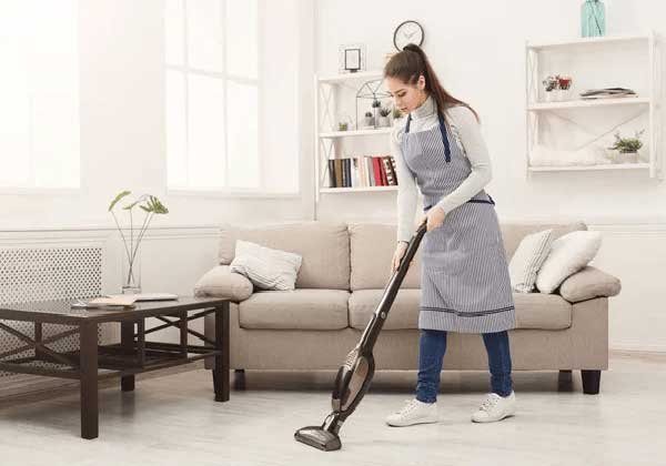 Consejos para barrer sin dolor. Postura correcta para barrer y trapear