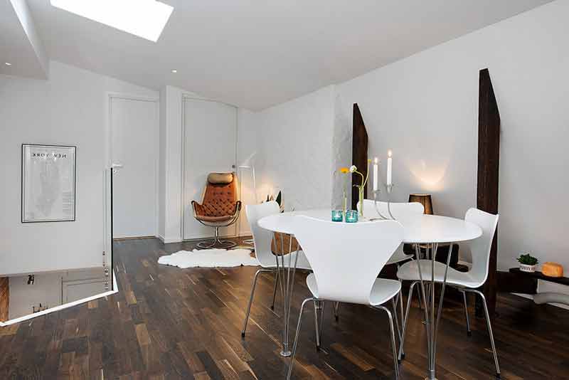 Tipos de suelos para casas modernas. Suelos oscuros para disimular el polvo