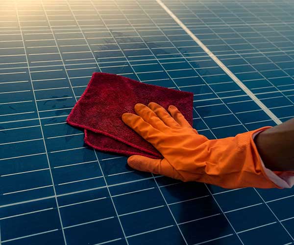 pasar trapo a las placas solares